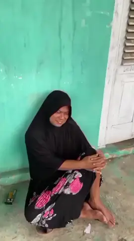 waduh- waduh guess.. kok bang mamat pake jilbab ya? yukk ke youtube mamak aja biar tau kenapa bang mamat begitu guess.. 