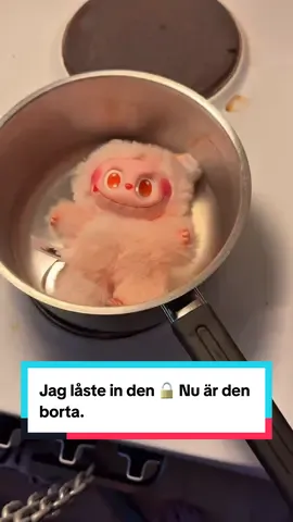 Svarar @selma 🜲 Jag försökte låsa in min Labubu i en kastrull men… den rymde. Den är arg för att jag letade kameror. Jag borde aldrig ha unboxat den, den är hemsökt. ⚠️ Detta är en dramatisering av en mardröm. Tror jag.