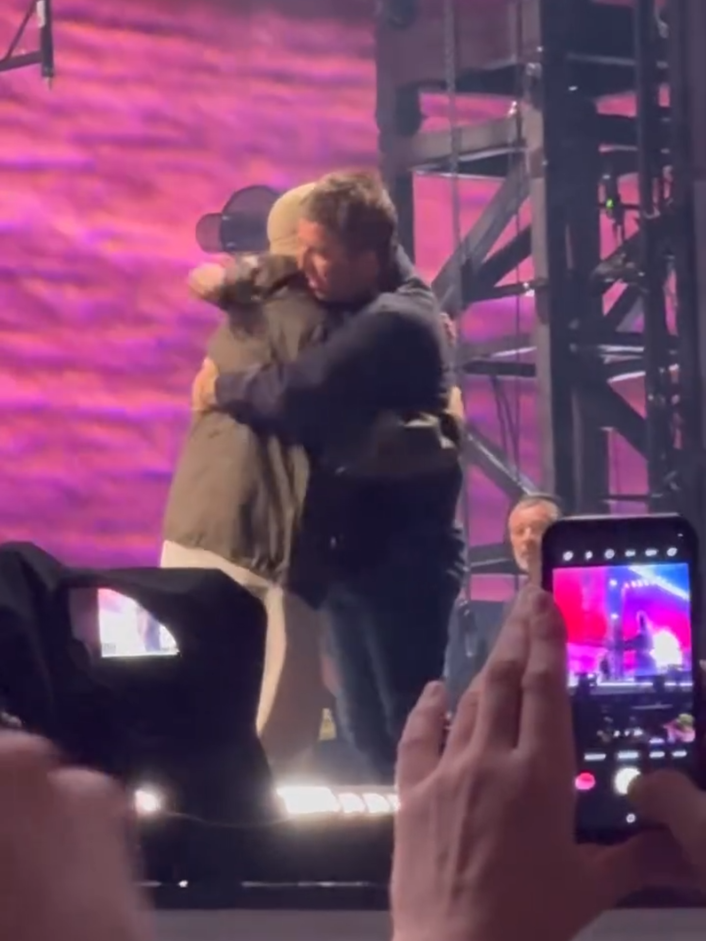 Hugs forever - Brotherly love - Oasis live at Croke Park 17/08/2025 17/08/25 08.17.2025 - Night 2 Dublin Chineria @oasis @liamgallagher @noelgallagher #hug #hugs #champagnesupernova #dublin #crokepark #oasis #liamgallagher #noelgallagher #oasislive25 #OnTour #live25 #ontournow #wonderwall #brothers #poznan #crowd
