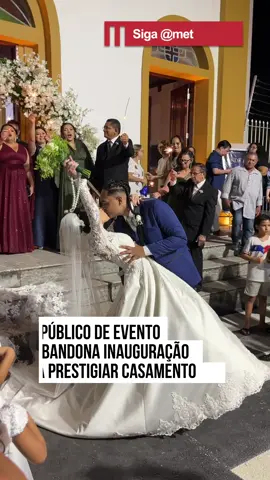 💒 Hevillyn e o maridão se casaram no mesmo dia da #inauguração da praça da #cidade. O público, que compareceu para conhecer o novo ambiente central da região, reparou que estava acontecendo um casamento na #igreja. Dezenas de pessoas largaram o evento, foram conferir os momentos finais do #casamento e acabaram virando público do matrimônio. Acabou que todos se reuniram para prestigiar o casal. O #matrimônio, que era para ser simples, acabou se tornando um evento para toda a cidade.  Que coincidência! 📹 @hevi_victoriaa | @myhoodbr