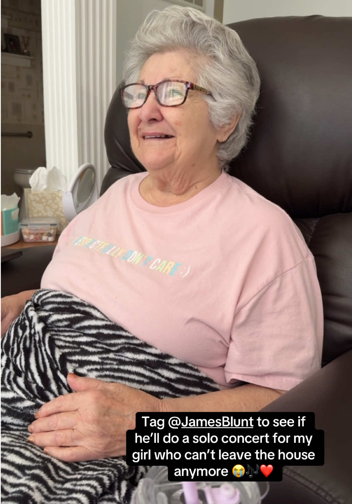 Tik tok, do your thing and tag @James Blunt 😭 My girl LOVES him and his song ‘you are beautiful’! Let’s get a solo concert for my girl and she said she’ll “piss out of her eyes” if he comes to see her 😢🎤🎶❤️ #dementia #jamesblunt #music #fyp #loveyou 
