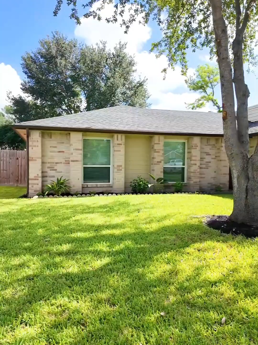 🏡 Encantadora casa de 3 recámaras y 2 baños 📍 ¡Ubicación perfecta, cerca de Hwy 290 y FM 1960! 🛏️ Espacios amplios y cómodos para cualquier estilo de vida 🛒 A minutos de tiendas, restaurantes y todo lo que necesitas 🚗 ¡Fácil acceso para una vida sin complicaciones! 📆 ¡Agenda tu visita HOY antes de que se vaya! #houstonrealtor #casaenventa #thelarios #house #forsale 