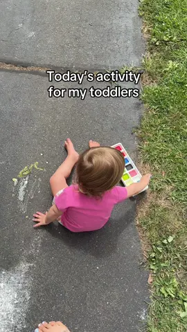 Now that it’s not a bajillion degrees, I’m finally able to break out this activity! #momhack #toddleractivities #toddlermom #momtok #outsidefun 