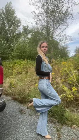 I know the jeans are too big I’m working on it 