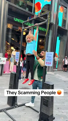 When you start holding onto it the bar spins Thas Why You Cant Hold on for long🤯🤯#scammeralert #scam #viral #tottenhamcourtroad #oxfordstreet 