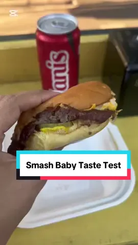 Taste test la Smash Baby 🍔 ➡️ sincer, e un burger bun, carnea e ok, dar nu mi se pare că merită hype-ul. 🤷🏻‍♀️ Eu rămân fan Smash Burger de la @FRYDAY deocamdată 🔥 Testul burgerilor continuă, așa că aștept recomandările voastre pentru următorul loc! 👇 #fryday #smashedburger #smashbaby 