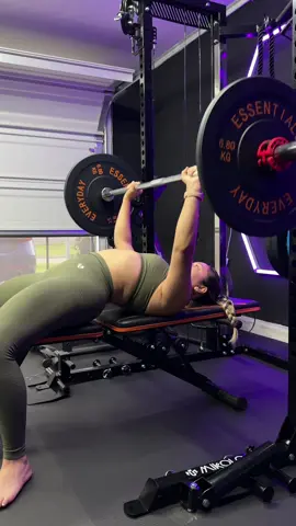 Guys. I snoozed my alarm from 5 to 6am 😩 I did noootttt want to get up today!  But somehow I forced myself to self to get up, got ready, drank some pre worky and listened to my fav true  crime podcasters the whole time 👏🏼 Overall, very proud of my self for getting my shit done and even added cardio. It’s true what they say - the only workout you’ll regret is the one you didn’t do.. some like that lol Have a great Tuesday!!  Workout deets ⬇️ -bb bench press  -db seated shoulder press -cable chest fly -banded assisted dips 30min incline cardio  Preworky from @Promix Nutrition c0de stephxnielara to save 😘 Fit @Women‘s Best  #gymmotivation #fitnessmotivaton #pushworkout #upperbodyworkouts #upperbody 
