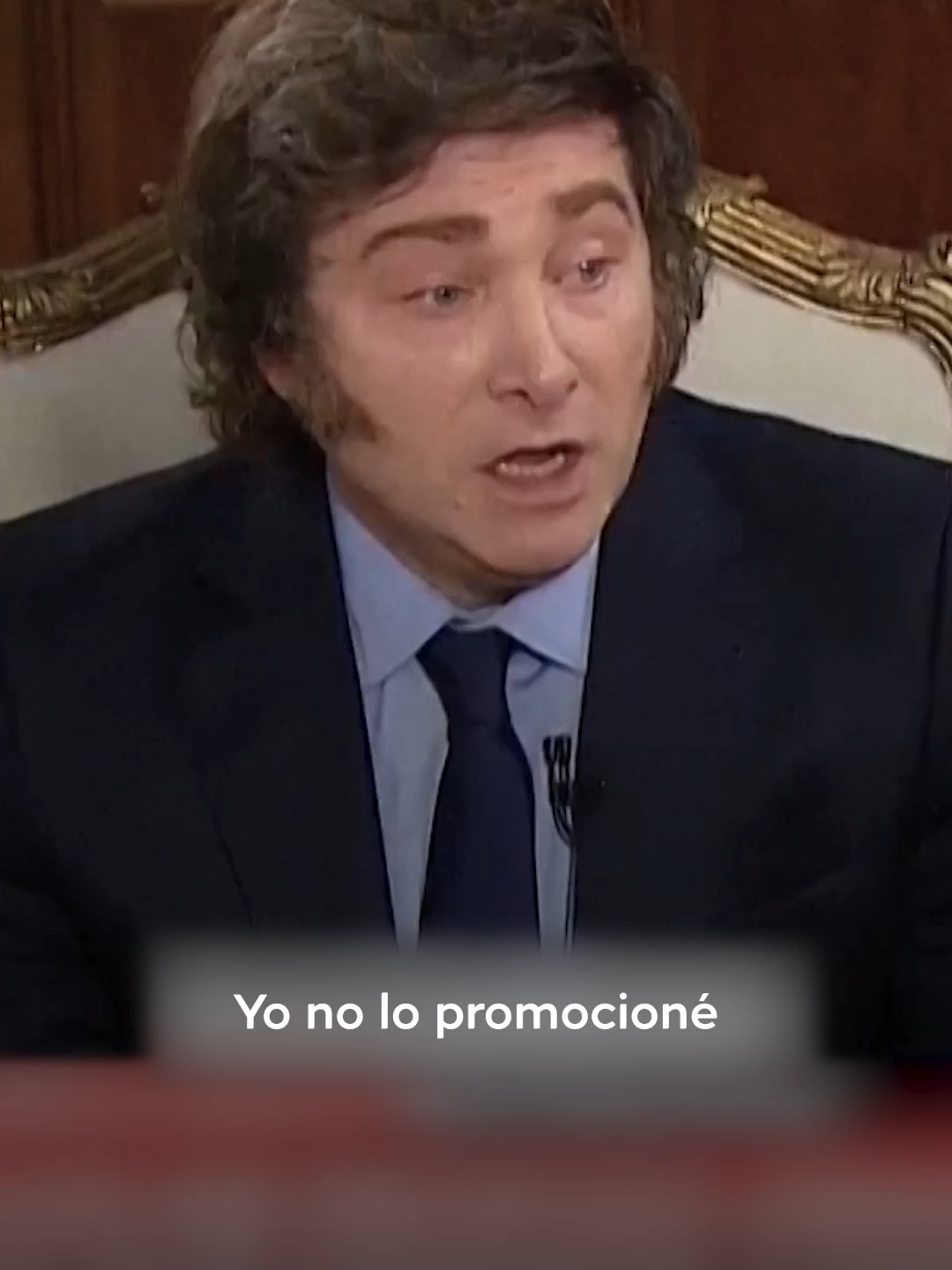 Un juez argentino resolvió que las publicaciones de Javier Milei en X deben considerarse como las de un ciudadano común.  Este criterio lo beneficia en dos frentes: la causa por la criptomoneda $Libra, que habría promocionado desde su cuenta, y la denuncia presentada por la familia de Ian Moche, un niño autista de 12 años al que Milei acusó públicamente de integrar la “línea del mal” tras criticar los recortes del Gobierno. La familia de Ian denunció violencia institucional, pero el juez Alberto Recondo rechazó el pedido al considerar que Milei se expresó a título personal. El fallo abre un debate clave: ¿hasta dónde llega la responsabilidad institucional de un presidente en redes sociales? #trtespañol #parati