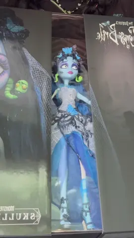 it’s a great day to be a corpse bride fan #corpsebride #corpsebridedoll #monsterhigh #unboxing #skullector 