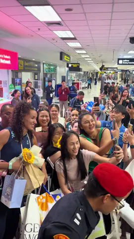 Na Tailândia! 🇹🇭  Muito carinho, presentes e troca de energia boa na chegada da seleção feminina em Chiang Mai, na Tailândia 🇹🇭, para a disputa do Campeonato Mundial! 😊 A equipe do técnico José Roberto Guimarães estreia na competição às 9h30 da próxima sexta-feira contra a Grécia! O sportv 2 transmite ao vivo!  Vamos! 💚💛 #volei #voleibrasil #cbv #voleibol #PraTudoQueVoceImaginar       