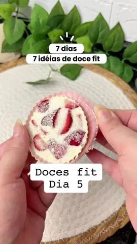 Dia 5:  ✨Doce Fit✨ Siga: @receitasdalil 7 dias  7 idéias de doce fit Bombom de morango fit Chocolate fake Ingredientes: 6 col. de leite em pó desnatado  80 ou 100 ml de leite desnatado  3 gotas de baunilha  Morangos Sem dúvida uma delícia que vale a pena salvar pra fazer.  Versátil e ainda pode ser proteico. Nossa quinta receita da série:  7 dias, 7 doces fit. Alguma sugestão para os próximos vídeos? #docefit #emagrecimento #morango  #saudavel