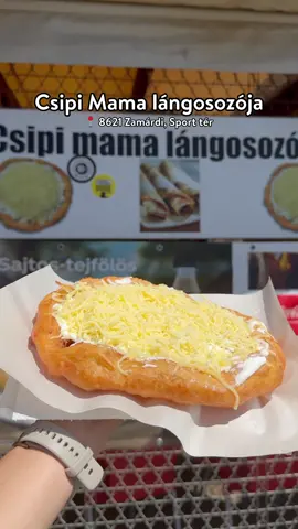 Csipi mama már 25 éve gyúrja a lángost: a főváros és a Balaton több helyszínén is megfordult, egy ideje viszont már Zamárdi Sport terénél várja a vendégeket töretlen lendülettel.⁠ ⁠ Egy forró augusztusi délutánon Csipi mama lángosozójaban jártunk, mintha csak a nagyszüleinkhez érkeztünk volna: szívélyes fogadtatás, finom ételek és családias hangulat. Ha kíváncsi vagy Csipi mama történetére, olvasd el a cikkünket!⁠ ⁠ Link a bióban! 🔗⁠ #welovebalaton #balaton #zamárdi #csipimama #lángos 