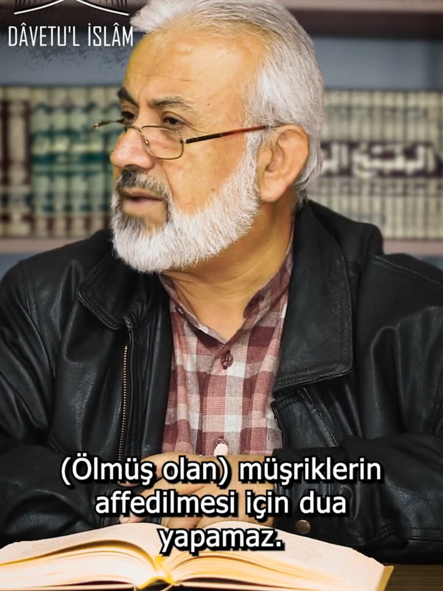 Onlardan biri öldüğünde, ebediyen onun namazını kılma ve kabrinin başında (dua etmek, bağışlanma dilemek için) bekleme. Çünkü onlar, ALLAH’A ve Resûl’üne karşı kâfir oldular ve fasıklar olarak can verdiler. (9/Tevbe, 84) Alevli ateşin ehli oldukları netleştikten sonra, akraba dahi olsalar, Nebi’nin ve müminlerin müşrikler için (ALLAH’TAN) bağışlanma talep etmeleri söz konusu olamaz. (9/Tevbe, 113) #reels #fypp #kesfet #islam #allah 