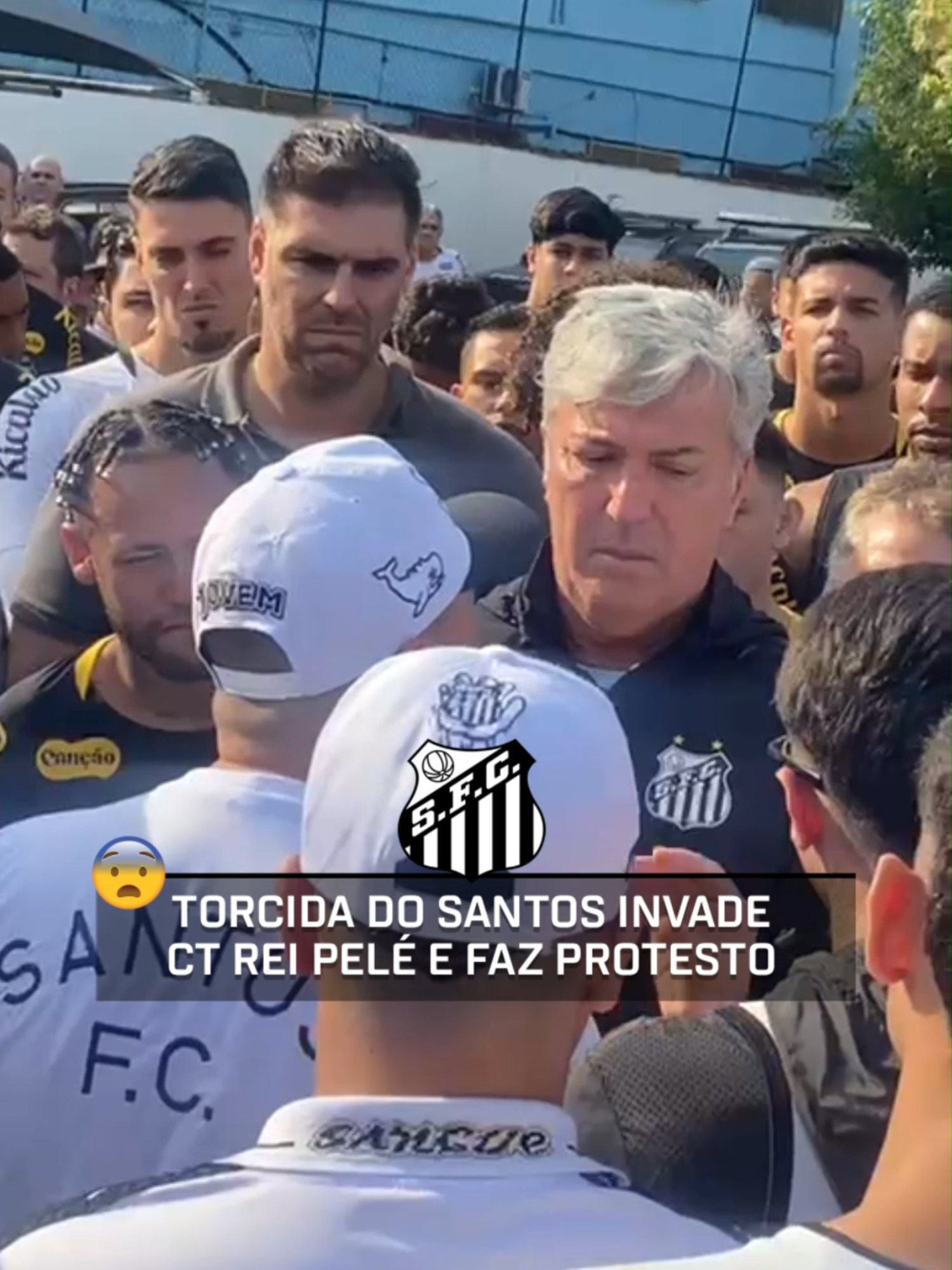 Santos tem CT Rei Pelé invadido por torcedores organizados! 🤯🤯🤯 🎥: De Olho No Peixe #FutebolNaESPN #Santos #Neymar #Torcida #invasao #CT #futebol #gol #tiktokesportes
