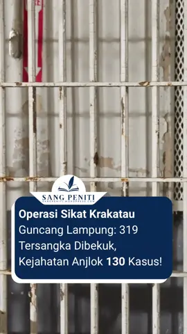 Bandar Lampung – Polda Lampung mencatat hasil besar dalam Operasi Sikat Krakatau 2025. Dalam operasi yang digelar sejak 4 hingga 16 Agustus itu, sebanyak 319 pelaku kejahatan berhasil diamankan dari berbagai wilayah di Lampung. Dari jumlah tersebut, 81 orang merupakan target operasi (TO), sementara 238 lainnya adalah pelaku non-TO. Polisi juga menyita ratusan barang bukti mulai dari 9 mobil, 101 sepeda motor, 57 senjata api ilegal, 58 butir amunisi, senjata tajam, hingga 72 ponsel. Tak hanya itu, uang tunai sebesar Rp16,64 juta juga diamankan sebagai barang bukti hasil kejahatan. Operasi ini turut mengungkap 395 target operasi serta lebih dari 1.400 kasus non-TO. Polda Lampung menegaskan, langkah ini bagian dari upaya menciptakan rasa aman di tengah masyarakat, sekaligus menekan angka kejahatan yang kerap meresahkan warga. Hasilnya terbukti signifikan. Selama periode operasi, tercatat terjadi penurunan 130 kasus kejahatan dibandingkan dua pekan sebelumnya. Polisi memastikan operasi semacam ini akan terus dilakukan secara berkala demi menjaga stabilitas keamanan di Lampung. #poldalampung #operasisikatkrakatau #lampung #kriminal #sangpeniti 