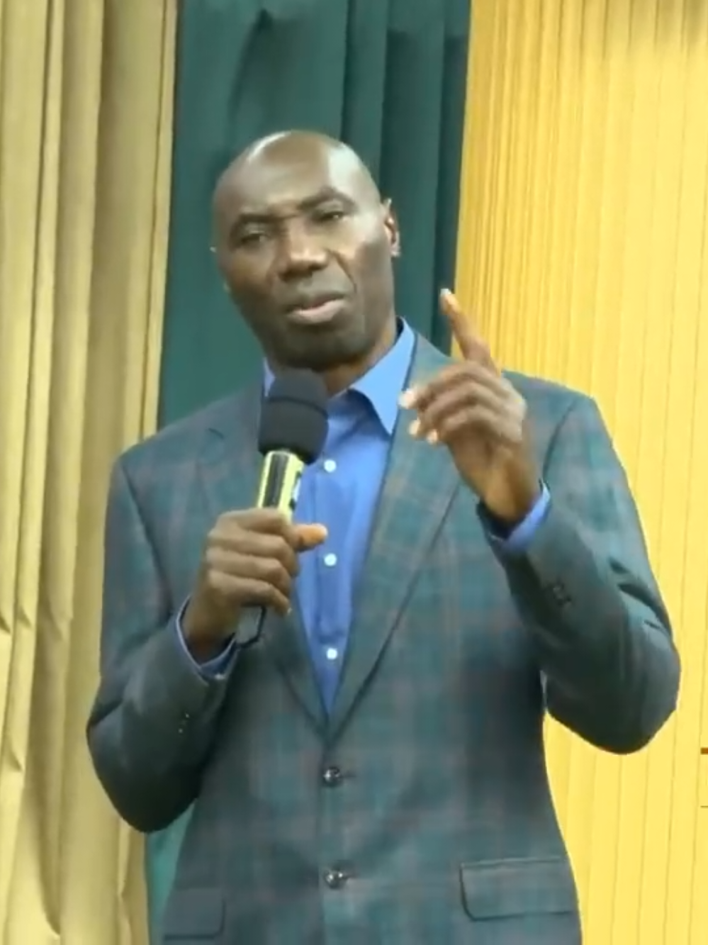 It's not Prophet Kakande's God, stop praying, God of this church God is one. Your God is my God.Dont confuse your self #prophetkakande #kakandeministries #thegospelofprophetkakande 