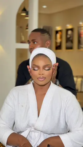 Ma Belle mariée en voile 🤍🤍💍💍.. elle est telle magnifique 🩷🩷….  GEORGEMAKEUP🤍🇲🇱✨ #makeup #makeuptutorial #fyp #pourtoi #georgemakeup #223 #malienne🇲🇱❤️❤️ #malitiktok🇲🇱 #kognomuso #malimakeupartist #bamakomali #makeupmariee #mariée #georgemakeupbamako #georgesmakeup #senegalaise_tik_tok #senegalwedding #bamakoweddings #viral_video #maquillage #marieevoile 