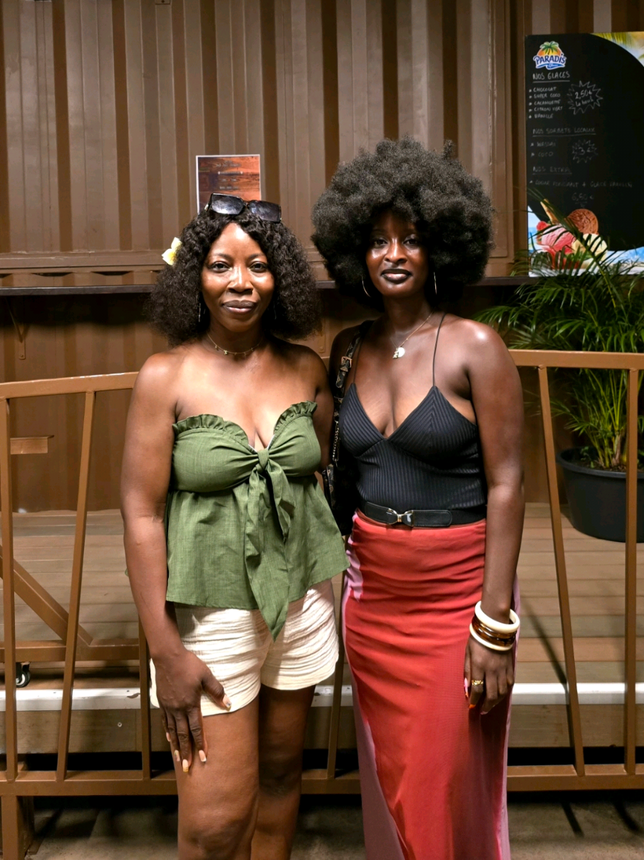 ✨ Après vous avoir montré la Place de la Charbonnière en journée, je vous fais découvrir l’ambiance du soir 🌙 En famille, avec une belle vue sur le Maroni et le Suriname 🇸🇷… sans oublier une belle rencontre avec une autre influenceuse @Sansan 🌸🌞 💫UGC💫🇬🇫🇸🇷 🤍 Un endroit parfait pour boire un verre, manger, et profiter d’un moment convivial 🥂 👉 Et vous, vous préférez l’ambiance jour ou nuit à la Charbonnière ? @  #Charbonnière #guyane  #saintlaurent #Soirée  #FamilyTime 