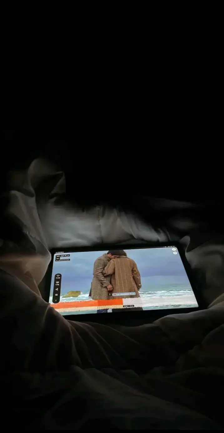 ابي اقول لك كلام من قلب ومن خاطر وكل حرف اقوله ركز فيه واحفظه زين فكل شي يكون من الكلام ومن القلب ومن الخاطر صح حبيتك وصح عشقت وقتي معك وعشقتك ولكن فيه بعض الظروف الي تاخذ الشخص عن من يحبه اقول وبقدر اتكلم بحروف وبمعاني كثيره بكلاام لكن بعض الاحيان احس ان الكلام مايفيد في الطروف هاذيي ولكن لي وعد ووعدي حب والحب دين ودين عهود والمعنى الحقيقي لثلاث كلمات هاذي ان وعدي لك احبك طول عمري واعشقك طول حياتي وابيك بالحلال ابغاك ليي وحقي بالحلال ابيك ابيكك ليي وانا مستعد ولكن ظروفيي ماتسمح ليي اني اقدر اجي واكمل حبيي لك على اكمل وجه ماسمحت لي اموري الخاصه او العامه اني اجيي واتقدم لك فكل شي لك فالقلب لك فالحب لك صح فيه الكثير من الخلق ولكن مكتفي فيك ومكتفي بوجهك وبجمالك ومكتفي في كل شيبي يكون فيك احبك واموت فيك واعشقكك اسف واسف واسف ي احب خلق اللّٰه اسف اني بتركك بعض الايام لا اجل الظروف اسف اني ماقدرت اتجاهلها اسف اني ماقدرت اتحملل اني اضعف ظروف لااجلك ولكن بحارب وبفوز فيك وبك ابيك تعرفين مراح اتركك لغيري ولا راح اسمح لا احد ياخذك منيي انتي لي وحلالي من بعد ظروفي احبكك احبكككك واعشقكك واموت فييككككك ا الكلام كثير ولكن عجز للسان عن وصول المشاعر والاعتذار اسف احكبك واعشقك واموت فيك ولو بيني وبينك مليون خطوه احبك #عشوايات 