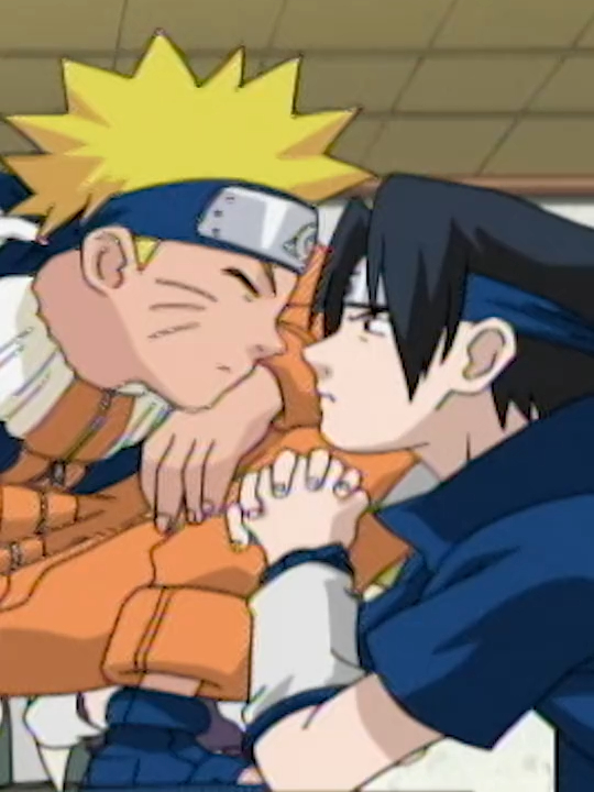 La verdadera pregunta es: ¿Por qué se tardaron tanto en soltarse? 😏 #naruto #sasuke #animenetflix #anime #sasukeuchiha #beso #humor #animacion #animetiktok #netflix #fyp