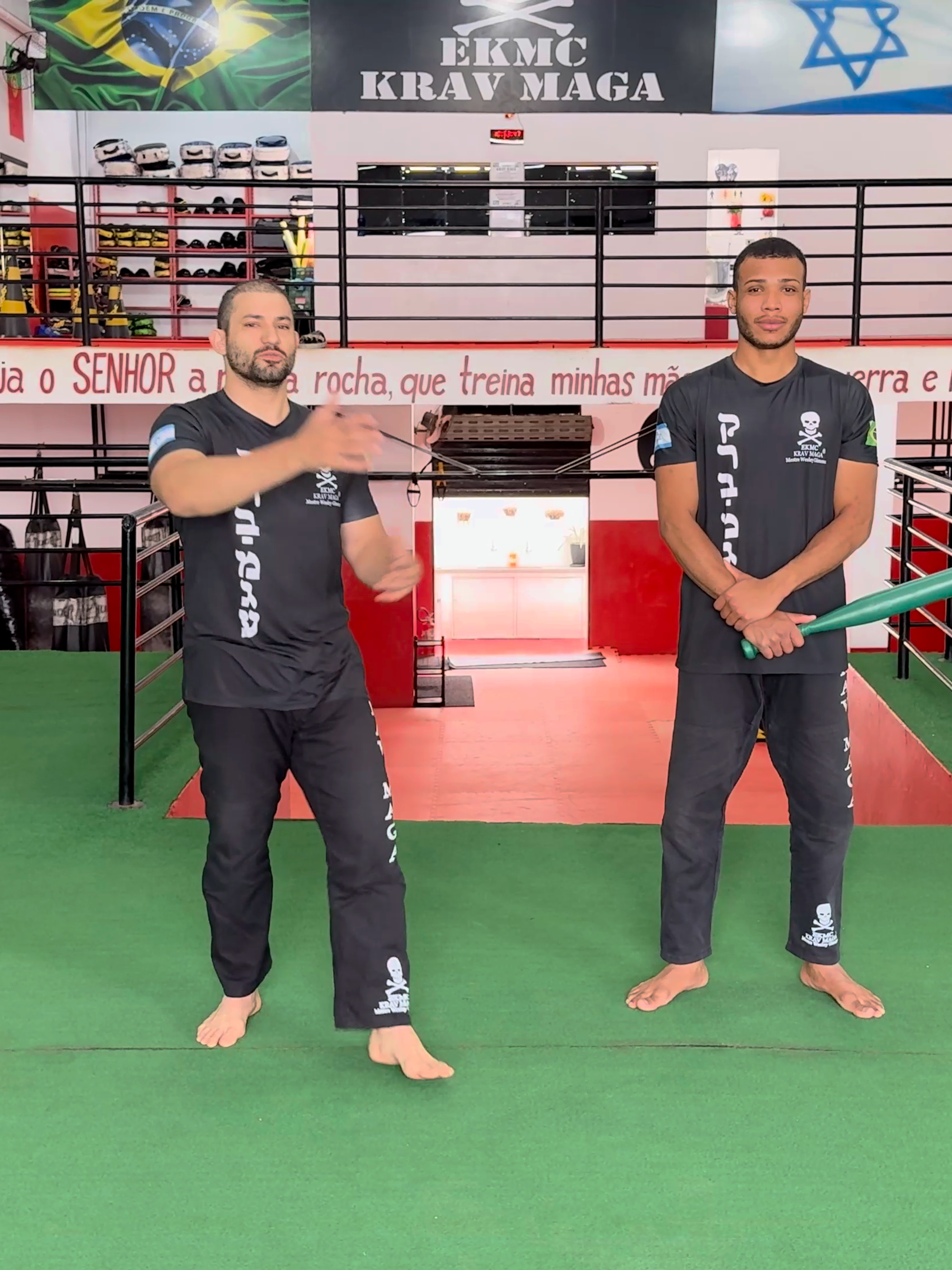 Como se defender de ataques com bastão, capacete ou barra de ferro em segundos Aula de Krav Maga com mestre Wesle Gimenez (maior escola de krav maga do mundo) #kravmaga #defesapessoal #artesmarciales #kravmagacaveira