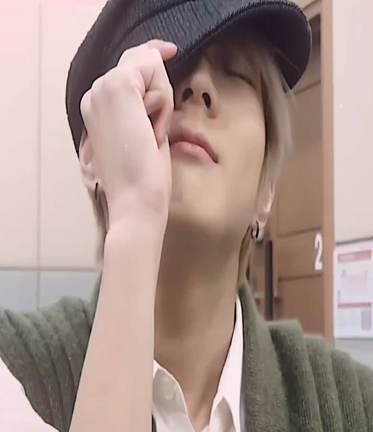 Where is his glasses?? jungwon can’t see without his glasses!!‘🤓 #jungwon #jungwonenhypen #funny #trend #cute 