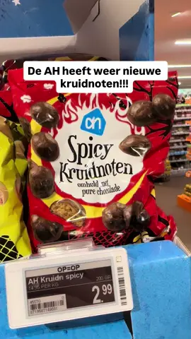 De Appie komt weer met bijzondere kruidnoten: Perenijs smaak!? Say what 😭🤣 Ik wil ze allemaaaaal! Maar heb ze braaf laten liggen. Welke zal ik taste testen? #kruidnoten #perenijs #pepernoten #chocolade #sinterklaas   