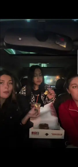 contexto:es que estaban en el auto y le llegó un mensaje diciendo algo como ya estoy llegando donde están la que mandaba ese mensaje era la chica de atrás pero estaba ahí entonces dicen que es un doppelganger