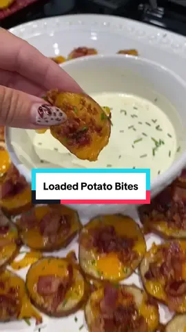 Loaded Potato Bites 🥔 Ingredients: 3lb. Red Potatoes, 1.5lb. shredded Cheddar, 1.5lb. bacon, chives Potato Seasoning; 1/4 cup Olive Oil, 1 tsp onion powder, 1 tsp garlic powder, 1 tsp black pepper, 1 tsp salt #loadedpotatobites #potatoappetizer #appetizer #fingerfood #potatoes 