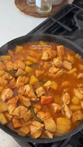so simple & easy 🤌  ingredients  chicken 3 tomatoes  2 potatoes  2 garlic cloves  1 jalapeño  1 serrano  1 onion  olive oil 1 tablespoon of tomato bouillon  your choice of seasonings for the chicken  #polloalamexicana #pollo #chickenrecipe #cookwithme #recetasfaciles #EasyRecipe #recetasmexicanas #recipes #cooking #mexicanrecipe #latinacontentcreator #momtok 