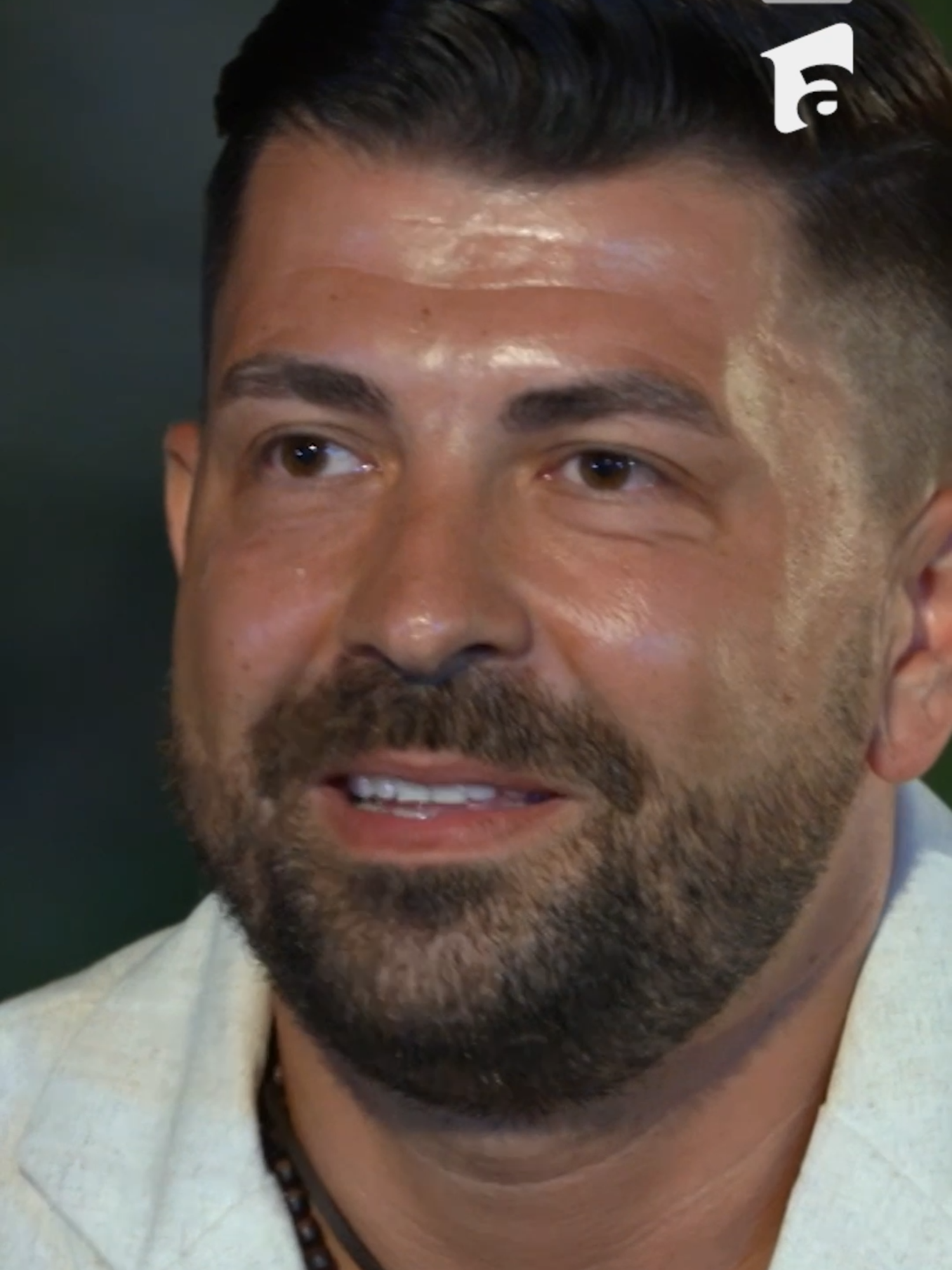 Marian nu e deloc încântat de imaginile pe care le vede cu Bianca. El simte că lucrurile dintre partenera lui și Tavi sunt mult mai forțate.  Credeți că mai are el încredere în femeia cu care a venit în emisiune? #insulaiubirii #antena1 #tentatii #viralromania #cupluri #cineiubestenulasa #ispite #relatii