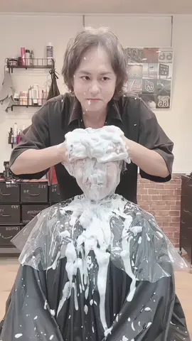 @復活のこち🧸☁️  ※イヤホン推奨 こちが顔面シャンプー笑 最近ほんまに顔面シャンプーやって欲しいって人が多い笑 まぁネタとして楽しんでくださいな。 こちちゃんほんまありがとねん✨ 顔面シャンプー配信ちょうど見れた人はラッキーでしたね笑 また顔面シャンプー配信もすると思うのでお楽しみに✌︎('ω'✌︎ ) ※顔面シャンプーやりたい人いればご連絡ください笑 #ヤバいカラー屋さん  #顔面シャンプー  #シャンプーasmr  #asmr 
