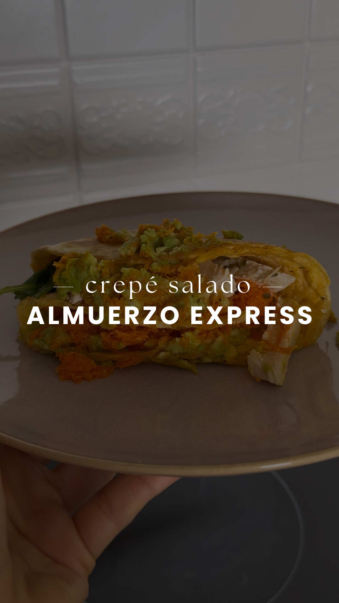 🌈 resolviendo el almuerzo en 3,2,1 • así resolvía mi novio el almuerzo para que sea rico, saludable pero también fácil y rápido🫰🏼✨ 👩🏻‍🍳 usamos: • de base • 🫓 1 fajita  🥚 1 huevo  • relleno • 🍗 pollo 🥑 palta 🥕 zanahoria 🥬 rúcula  🌈 pero podes usar el que quieras! Mi novio para él le puso: 🍅 tomate + 🥕 zanahoria + 🐟 atún + 🥑 palta + 🥄 queso untable 👩🏻‍🍳 paso a paso: 1. Batimos el huevo tipo para omelette y lo llevamos a sartén   2. Sumamos la fajita y cuando el huevo se despega de la sartén lo damos vuelta 3. Cortamos como en el video una partesita de la base (la fajita con el huevo)  4. Rellenamos de a cuartos  5. Vamos doblando con paciencia y amor 😂 hasta formar el triángulo • dejar la partecita que doblaste última para abajo así con el calor “se pega” y no se desarma  🌈 clave: no lo llenen por demás por que si no es más difícil doblarlo  🤸🏻‍♀️ y si se sale un poco del relleno no pasa nada amorrrr, lo poner arriba y chauuuuu #recetas #recetassaludables #recetasfaciles #almuerzorapido #almuerzosaludable 