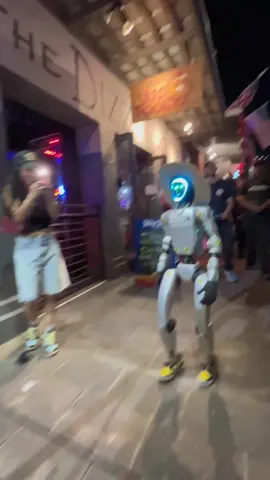 Rizzbot has a way with the ladies #robot #austin #austintx
