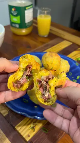 Vocês reaproveitam as comidas? ✨ @davirumao  Pro Bolinho eu usei: 500g de mandioca cozida e amassada  1/2 xíc de salsinha picada  Sal, pimenta e páprica a gosto  2 colheres de sopa de amido de milho  1 ovo  Aproximadamente 3 colheres de sopa de farinha de trigo 🧡 #receita #reaproveitamento #almoço #receitasfáceis #receitafácil   
