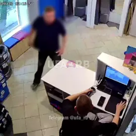 В Уфе неадекват напал на сотрудника одного из пунктов выдачи из-за собственной тупости — мужчина просто не обновил штрихкод. Конфликт возник из-за не найденного заказа — клиент отказался обновить штрихкод, который молодой работник вежливо попросил обновить, объяснив, что он устаревает каждые 24 часа. Несмотря на доводы, взрослый мужчина набросился на 17-летнего подростка-сотрудника, душил его и ударил по голове. Со слов самого сотрудника: Люди, которые кидаются на работников пвз, вас что родители не любят что ли или их нет?? Российская 82. Данный человек начал меня душить и ударил по голове из за того, что не могли найти его заказ. До этого он отправил 1 раз своего ребенка в мою смену (но каждые 24 часа обновляется штрихкод) я просил его обновить штрихкод. И после этого пришел этот  мужчина и начал душить и оскорблять меня, несмотря на то, что мне всего 17 лет. Я скорее отдал заказ, чтобы он уже не трогал меня( Буду писать заявление.