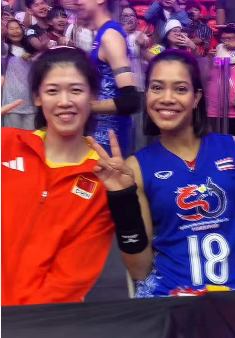 สาว🇹🇭สาว🇨🇳แจกลายเซ็นแฟนคลับ  ที่เข้ามาเชียร์ในการแข่งขันนัดกระชับมิตร ครบรอบ 50 ปี การสถาปนาความสัมพันธ์ทางการทูตไทยและจีน #50ปีความสัมพันธ์ไทยจีน #วอลเลย์บอลหญิงทีมชาติไทย #วอลเลย์บอลหญิงทีมชาติจีน #เบอร์25 #VolleyballThailand 