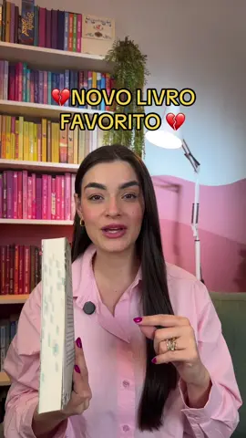 A última carta roubou meu coração!  Um romance emocionante, envolvente, potente e que aborda temas tão importantes (e de partir o coração) 🥹 Prepara os lencinhos para ler esse livro, viu?  @Editora Arqueiro  #BookTok #livrosderomance #livrosparachorar #rebeccayarros #aultimacarta  • Pu blicidade 