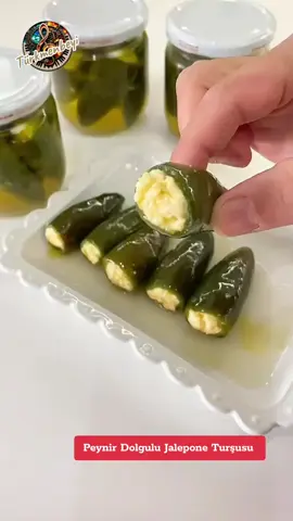 Lorlu Jalepone Biber Turşusu (Bu Tarifi Mutlaka İnceleyin) İçin Malzemeler 1 kg jalepeno biber 3 su bardağı su 4 su bardağı üzüm sirkesi (Biberlerin üstünü geçmesi gerekiyor. gerekirse eşit ölçülerde su ve sirke ilave edebilirsiniz ) 1 yemek kaşığı iri tuz (Turşuluk ) İçine : Yarım kg lor peyniri 3 diş sarımsak Yarım demet maydanoz Kavanoza yerleştirdikten sonra: Üstünü geçecek kadar zeytinyağı Lorlu Jalepeno Biber Turşusu  Merhaba arkadaşlar. geçen yaz bir arkadaşımda yedim ilk kez bu turşuyu kısırla birlikte ikram etmişti çok beğenmiştim bu yaz denedim. o kadar lezzetli bir turşu ki mutlaka denemenizi isterim. özellikle kahvaltılarda tüketilen bir turşu ama istenilen öğünde çay davetlerinde kullanılabilir. yapabilir miyim demeyin bende normalde hiç turşu yapmam (annem sağolsun ) ama çok basit ve pratik bir turşu hiç zorlanmadım. Yapımı için biberlerin sap kısmı kesilerek çekirdekleri çıkarılır. Ben patlıcan oyar gibi oydum bıçakla. Bu aşamada mutlaka eldiven kullanın biberler çok acı çünkü. Büyük bir kavanoza koyulup üzerine su sirke ve tuz ilave edilip ağzı kapatılır ve 2 hafta bekletilir. 2 haftanın sonunda biberler bir süzgece dökülerek suyu süzülür. Bir kasede lor, ezilmiş sarımsak ve ince kıyılmış maydanoz karıştırılıp biberlerin içine doldurulur. Biberler bu sefer bir cam kavanoza sıkı ve düzenli bir şekilde yerleştirilip üzerini geçecek kadar zeytinyağı dökülür. Ağzı kapatılıp buzdolabında muhafaza edilir. İçinde peynir olduğu için dışarıda bırakmayın. Turşumuz hazır. İstediğinizde dilimleyererek servis edebilirsiniz. Bu biber türü çok acı normalde ama bekletip suyunu süzdüğümüz için acılığı gidiyor hafif lezzet veren bir acı kalıyor. Birde içine lor dolduracağımız için biberler çok küçük olmazsa iyi olur. denemek isteyenlere afiyet olsun şimdiden ☺️