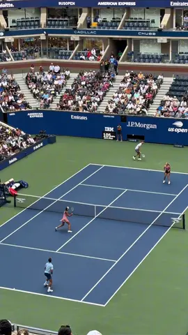 Le stade est plein pour le tournoi de double mixte à l’US Open !  Match Danilovic/Djokovic vs Andreeva/Medvedev  #mixeddoubles #USOpen #tennis #djokovic #andreeva 