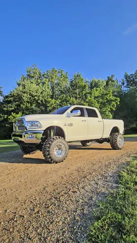 Simple #diesel #weldwheels #boggers #4thgen #ram 