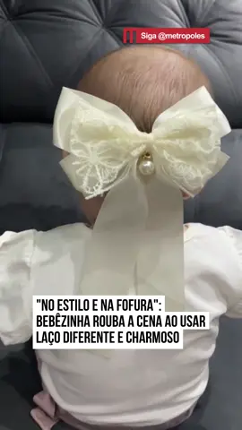 E uma linda #bebêzinha chamou a atenção dos internautas 🤔😍 Ela resolveu utilizar um #laço bem diferente e estiloso, mas o detalhe: tem poucos cabelinhos 🎀 O acessório ficou maior que a cabeça, mas quem disse que isso a intimidou?! 😁 Que coisa mais linda 😍❤️#entretênews 📹 andressacasstro_ | @myhoodbr