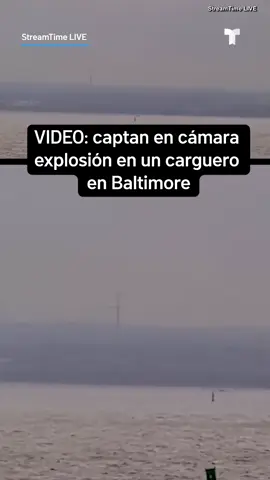 💥Impresionante explosión de un carguero en Baltimore. 🚢El suceso fue captado en cámara, donde se ve una enorme bola de fuego sobre el barco. En la embarcación estaban 23 personas a bordo pero por suerte ninguna resultó herida. 🧨Expertos ya investigan la causa de esta explosión