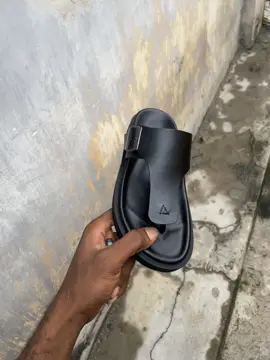 #fyp #handmadefootwears #shoemaker @zedek solemaker. Black leather unisex flip flop. Price:25,000 Size:38-45