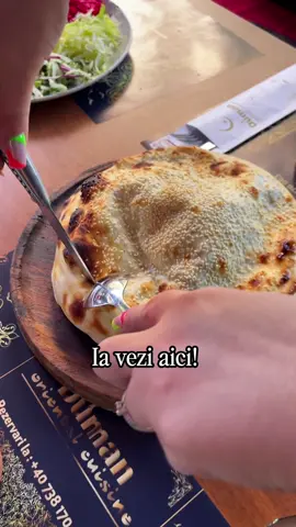 🤌🤌 Dacă am realiza un sondaj printre clienții Duman, Çoban Kavurma ar fi fără îndoială în top 3 preferințe. 🔝 👨🏻‍🍳 Gust intens, aspect apetisant și arome care întorc capetele la mesele vecine. 🚩 Sățios, savuros, iar sosul cu lipie caldă e pură bucurie. Astăzi, Claudia din echipa Duman ți-l prezintă cu drag: Çoban Kavurma. Vino și gustă-l și tu!  ✨ Duman – poftă de viață! 📍 Bulevardul Decebal nr. 13 📳 Comenzi: Glovo, Bolt ❗ Rezervări: 0738 170 063 ⏱ Zilnic: 11:00 – 00:00 #duman #restaurantebucuresti #çobankavurma #aromeorientale #dumanpoftadeviata 