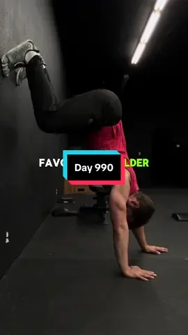 Day 990 of Training to be the Fittest Father of 4 One of my favorite shoulder openers - the inverted shoulder pulse  #shouldermobility #shoulderworkout #shoulderstrength 