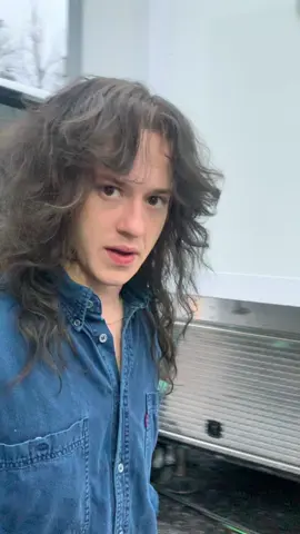 Eddie’s season 4 wig test. This is how we checked movement and color for his wig, after this we gave him another trim to make it perfect🖤 #strangerthings #throwback #eddiemunson #hindsgaulhair #josephquinn 