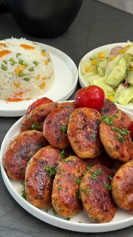 Hähnchenfrikadellen Heute mal so – ein praktisches und leckeres Rezept 😋 Zutaten: 600 g Hähnchenbrust 1 Ei  Eine Handvoll Petersilie 1 kleine Zwiebel 1 kleine rote Spitzpaprika 1 grüne Peperoni ( mild)  4 EL Öl 5 EL Paniermehl 1 TL Paprikapulver edelsüß 1/2 TL mildes Pul Biber (oder Paprikaflocken) 1/2 TL Knoblauchpulver oder 2 Knoblauchzehen 1/2 TL Pfeffer 1/2 TL Thymian Salz Zubereitung: Das Hähnchen in kleine Stücke schneiden und im Mixer zu Hackfleisch verarbeiten. Zwiebel, rote Paprika und grüne Peperoni sowie Petersilie sehr fein hacken. Alles zusammen mit den restlichen Zutaten gut verkneten. Den Teig abgedeckt 30 Minuten im Kühlschrank ruhen lassen. Aus der Masse größere Stücke nehmen und Frikadellen formen. Damit nichts an den Händen klebt, zwischendurch die Hände mit etwas Öl einreiben oder wie ich Handschuhe benutzen. Anschließend bei mittlerer Hitze in der Pfanne goldbraun braten, dabei öfter wenden.#instagood #goodvibes #schnellerezepte #chicken #köfte 
