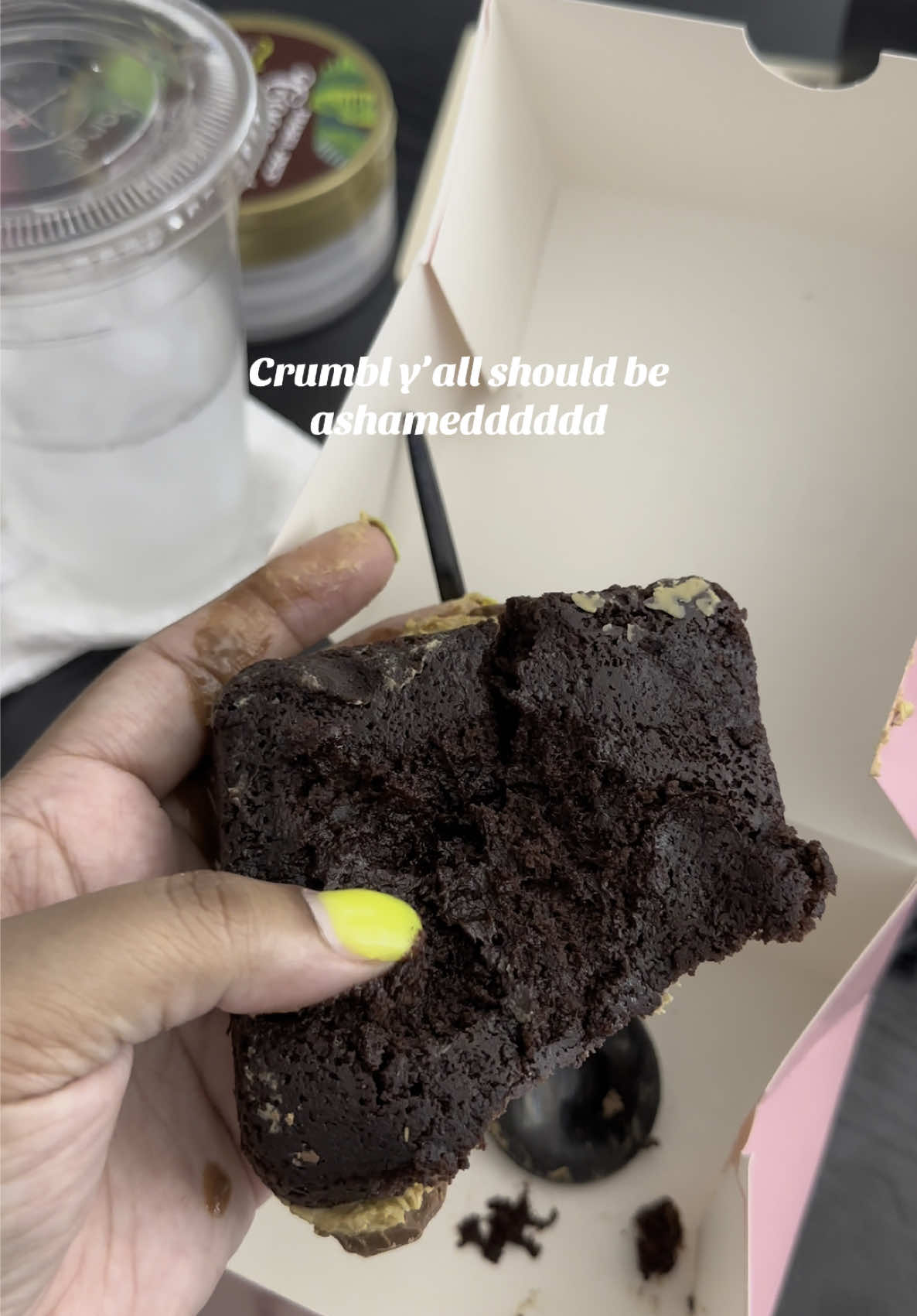 Y’all am I tripping?? @Crumbl what’s going on??? #dubaichocolate #crumblreview #crumbl #dubaichocolatebrownie 