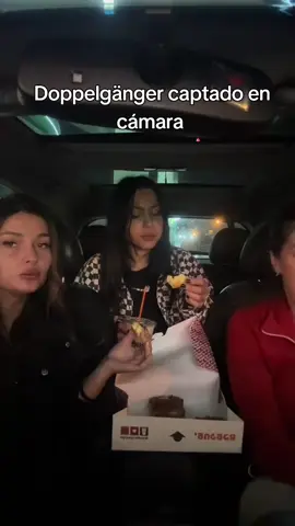 contexto: la que miraba la cámara se dio que la chica de atrás no era su amiga yla de a lado tambien al recibir un mensaje de texto de la verdadera chica quien apenas iba a llegar. #doppelgänger 